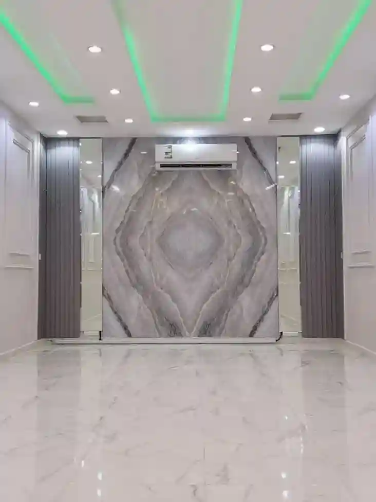 جدران حمام ببديل رخام أبيض أنيق بالرياض