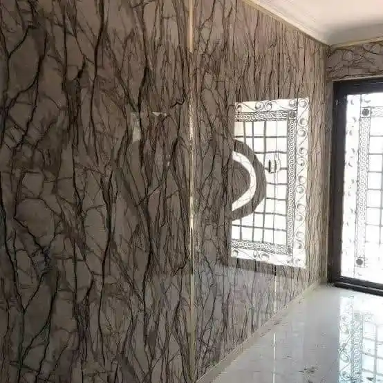 درجات سلم مغطاة ببديل رخام فاخر بالرياض